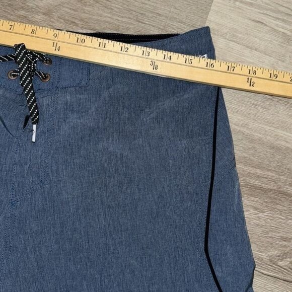 Quiksilver Mens 32 Blue Boardshorts With Drawstring Closure & Back Zipper Pocket - Picture 5 of 7